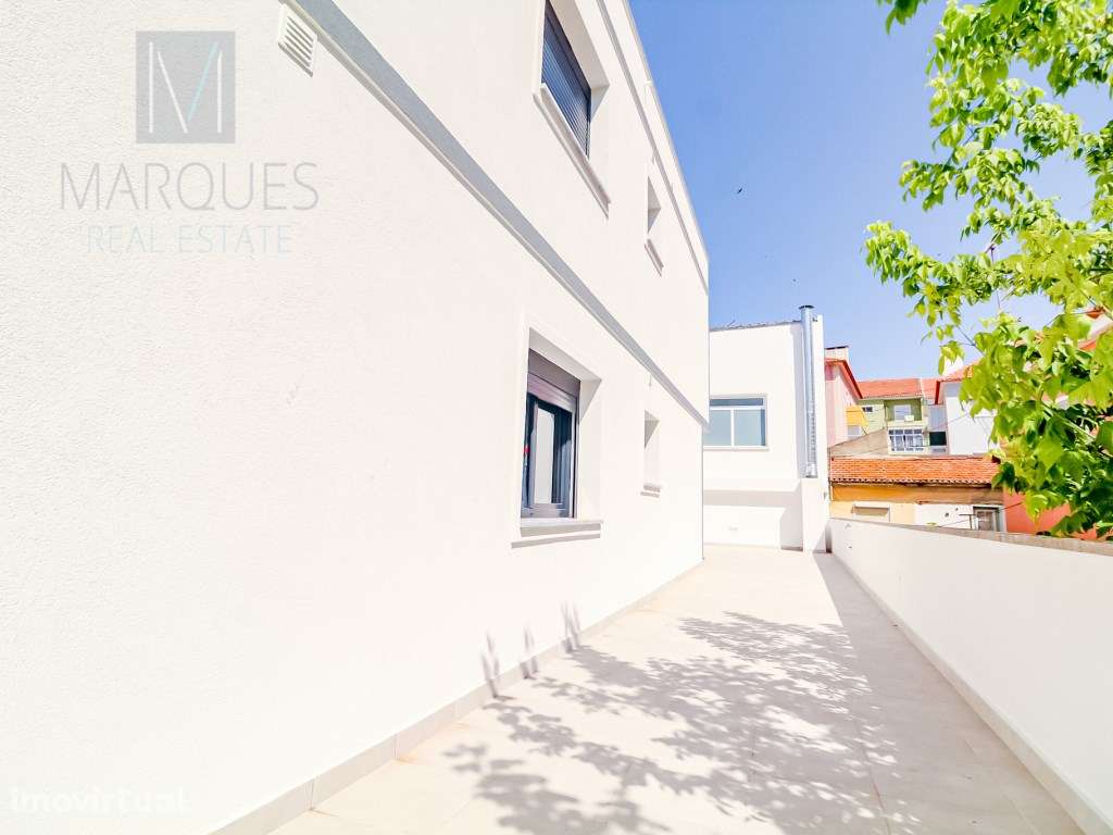 Apartamento T4 com 3 Suites. Logradouro e Estacionamento em Almada - Grande imagem: 2/31