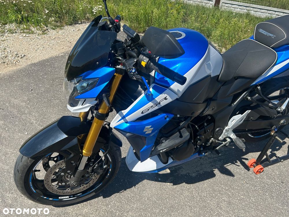 Suzuki GSR - 26
