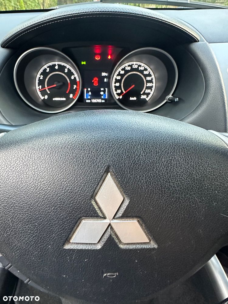 Mitsubishi Outlander - 25