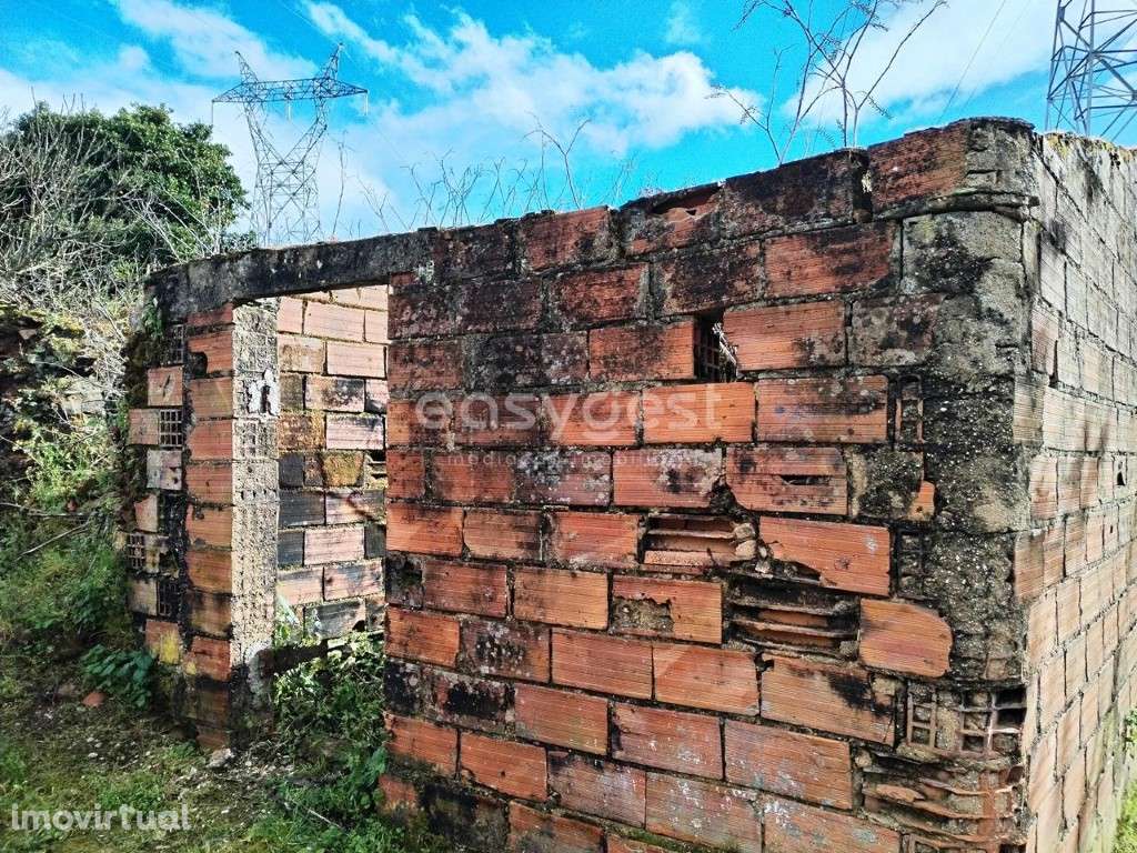 Moradia em ruínas para reconstrução a poucos minutos do Lago Azul - Grande imagem: 3/17
