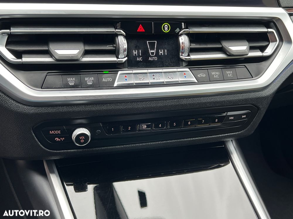 BMW Seria 3 320i Aut. Sport Line - 40