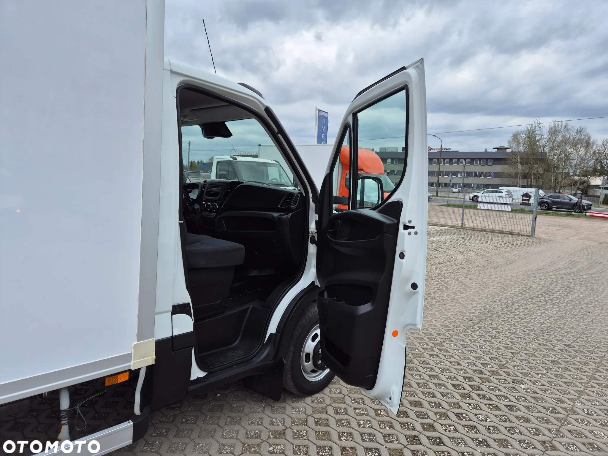 Iveco Daily 35C14, kontener, winda 750KG, bliźniaki - 13