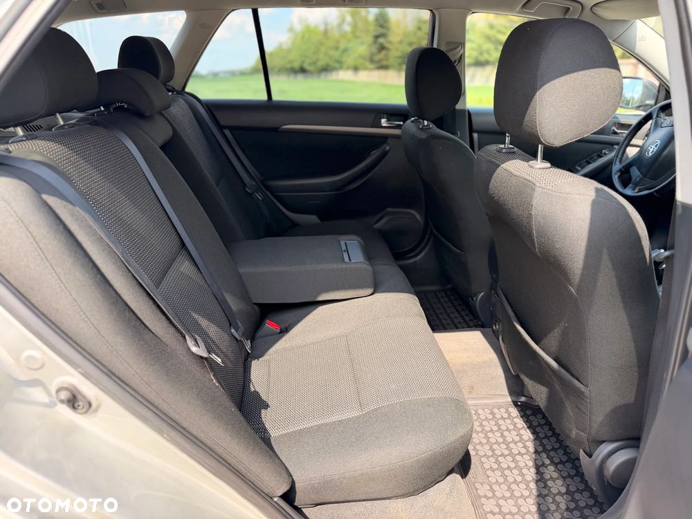 Toyota Avensis 1.8 VVT-i Luna - 27