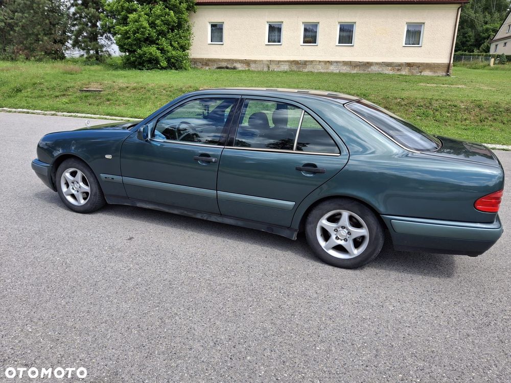 Mercedes-Benz Klasa E ver-200 - 11