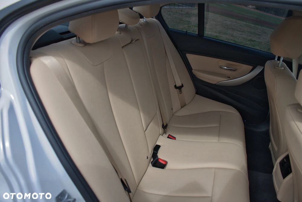 BMW Seria 3 320i xDrive Edition Luxury Line Purity - 30