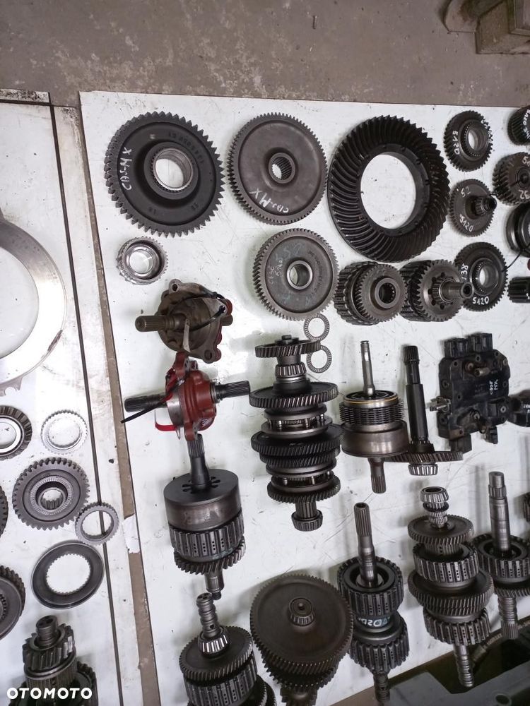 Case 5140 5130 5150 maxum kosz atak silnik zwolnice sterownik 1964762C2.1341161C2,1341098C1,1345850C1, 1345851C1,PIASTA,koło ataku,wałek,kosz rewersu,napędu,półbiegów,wom ,rozdzielacz,licznik,podnośnik,zawór,1995153C1,1995143C1,1346372C,1995262C1,A186746,144299A3,86Z,73Z,134585C2,1995393C2,19955383C2,A188035,115463A1.Case kosz sprzęgłowy biegów,wałek skrzyni 1995393C1,1995393C2,113557A1,1995208C1,5120,5140,5250,mx 90c,mx120,mx135,maccormick MTX,Maxxum wałek rewersu,półbiegów,napędu,koło zębate,przesówka,synchronizator. - 10