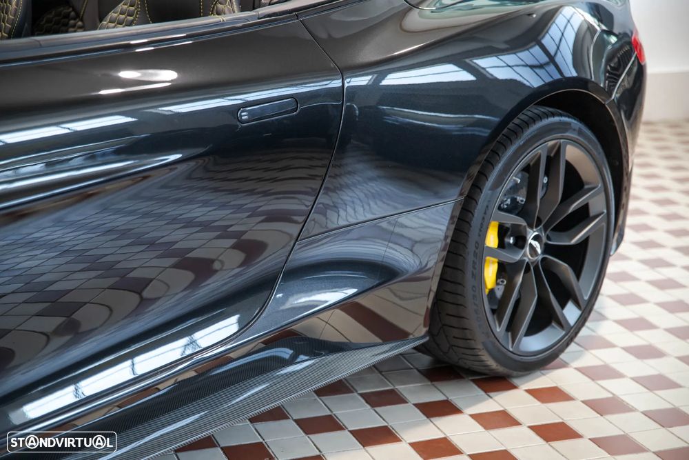 Aston Martin Vanquish Volante Touchtronic 3 Carbon Black - 10