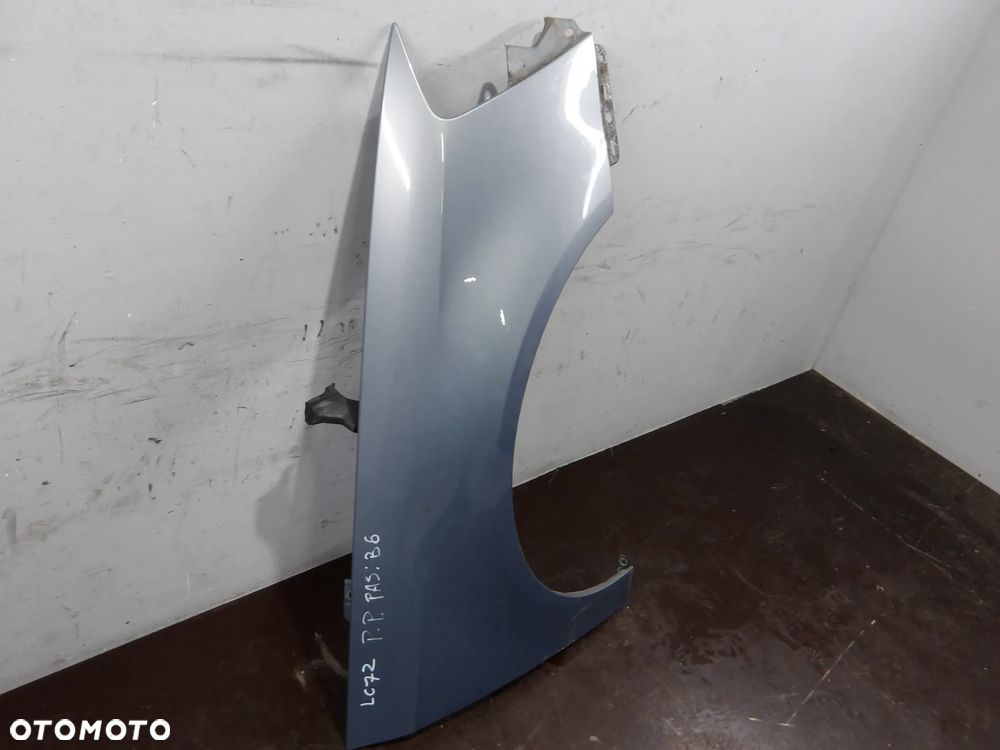 VW PASSAT B6 KOMBI 1.6TDI 2009r. BŁOTNIK PRAWY PRZEDNI - 2