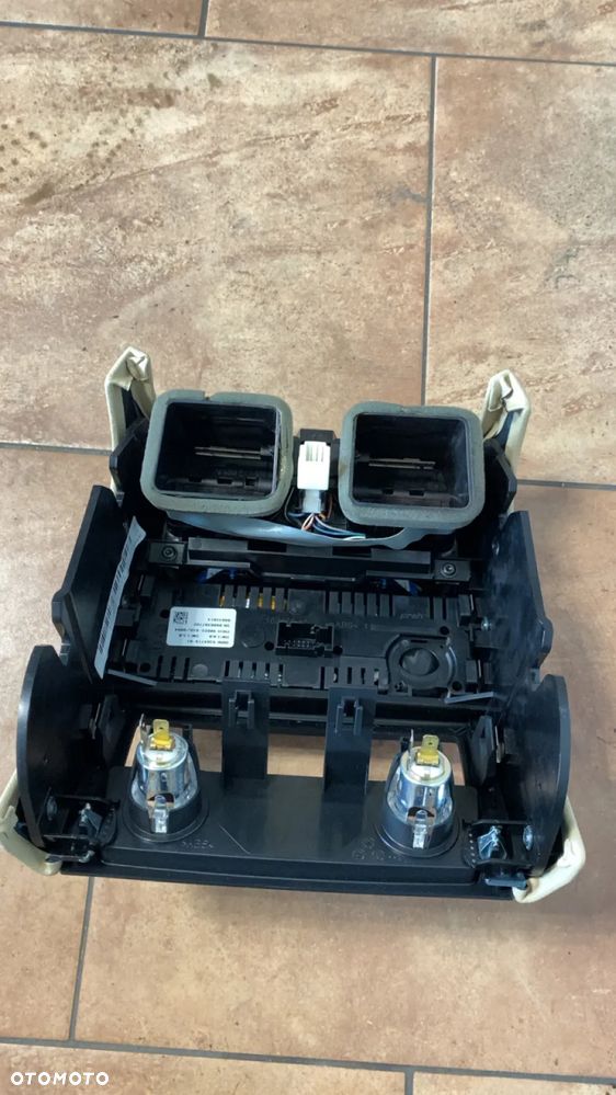 BMW F10 F11 TRZECIA STREFA KLIMY KRATKA NAWIEWU 9304719 - 2