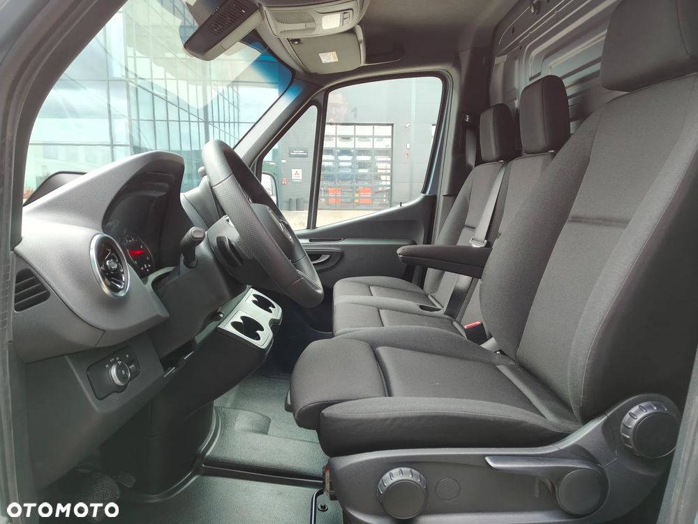 Mercedes-Benz Sprinter - 11