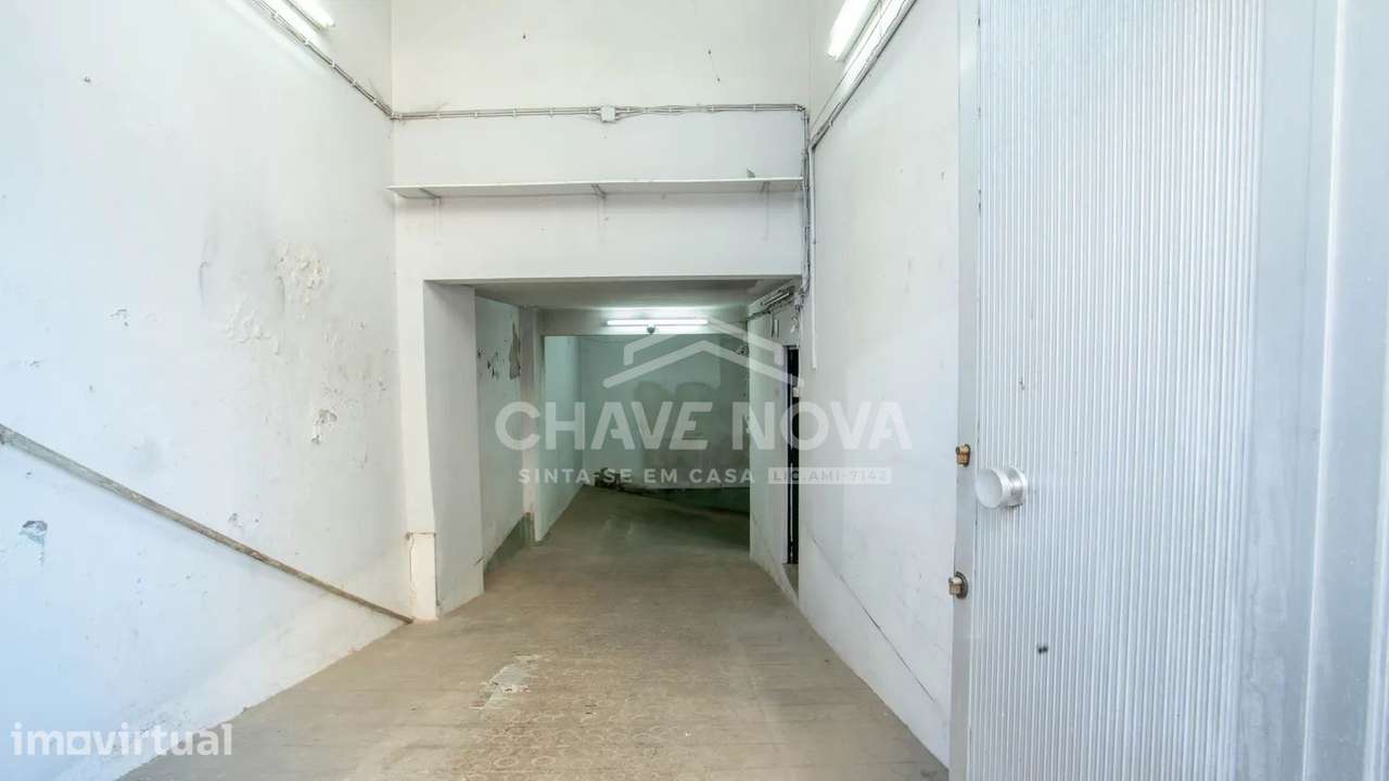 Garagem / Armazém Independente com 256m² na Avenida da República - Grande imagem: 5/24