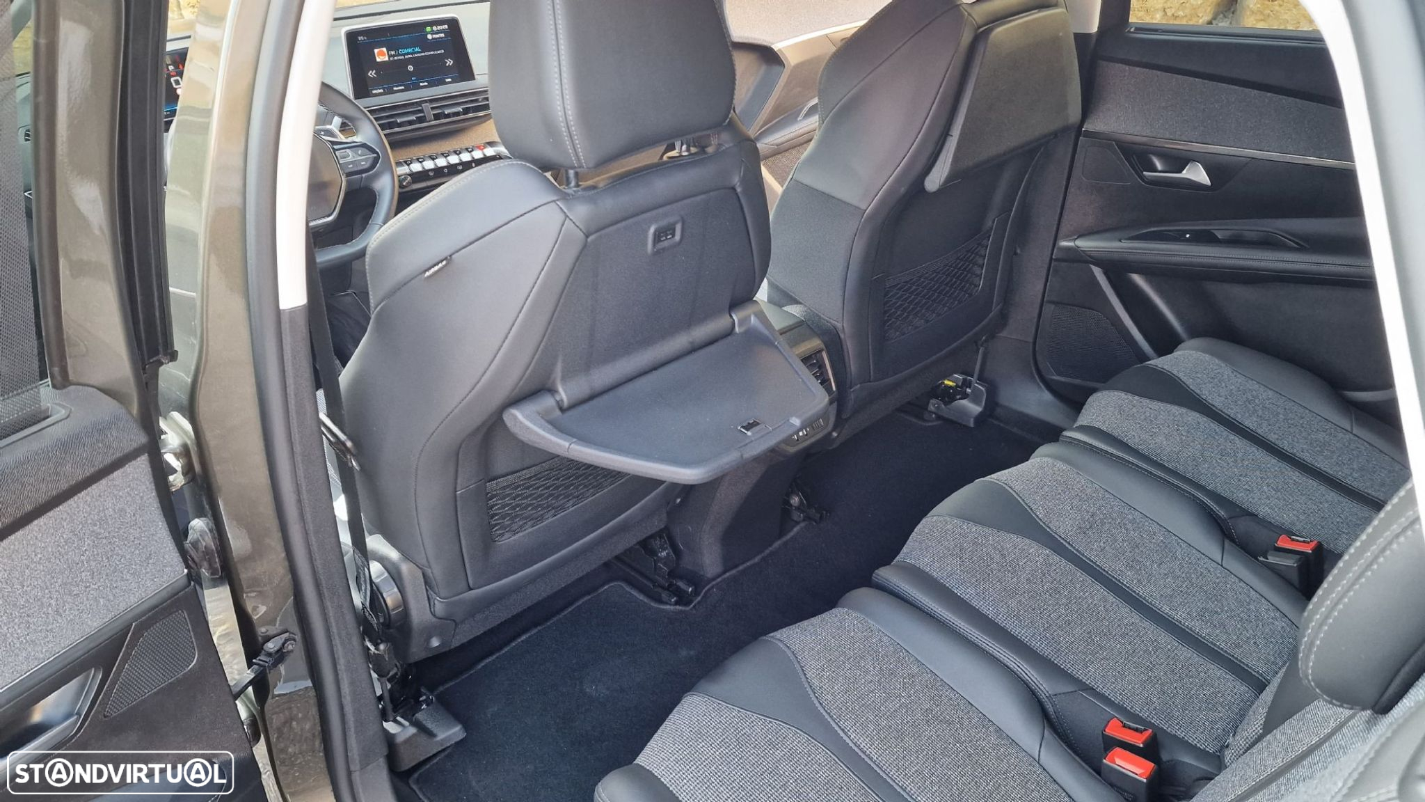 Peugeot 5008 1.5 BlueHDi Allure EAT8 - 33