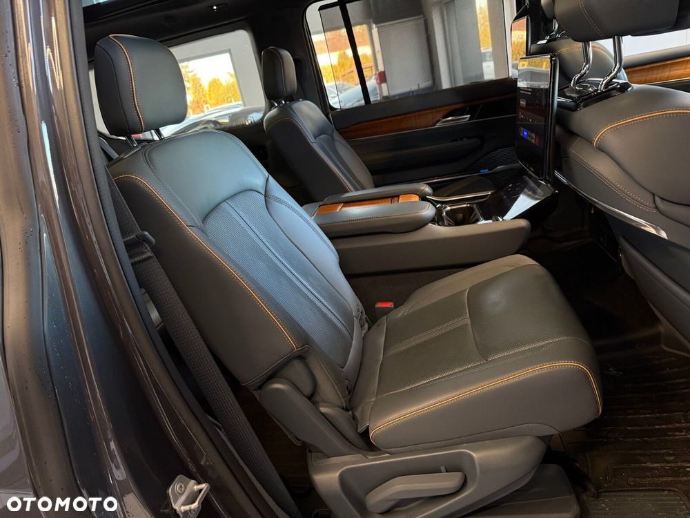 Jeep Grand Wagoneer - 19