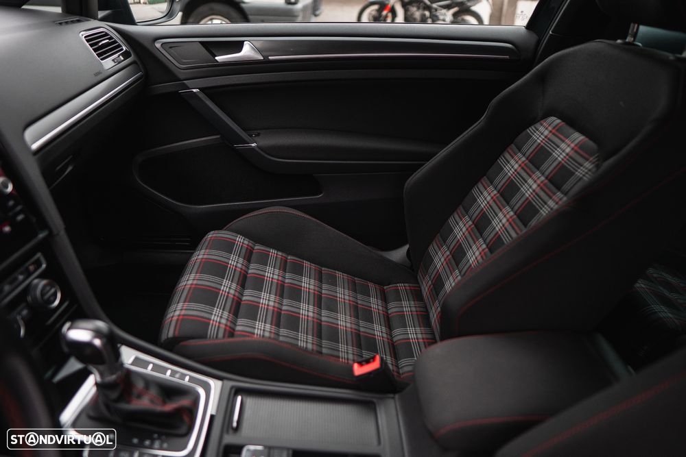 VW Golf 2.0 TSI GTI DSG Performance - 37