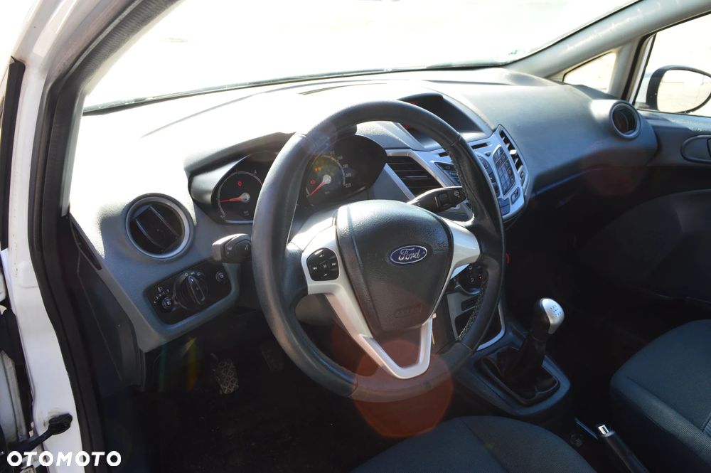 Ford Fiesta 1.6 TDCi DPF Ghia - 15
