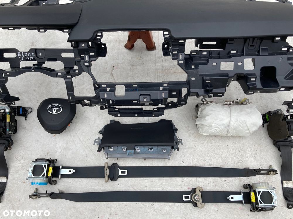 TOYOTA COROLLA E21 DESKA KONSOLA KOKPIT PULPIT PÓŁKA PARAPET AIRBAG PODUSZKI KURTYNA KURTYNY FOTELA PASY PAS - 7