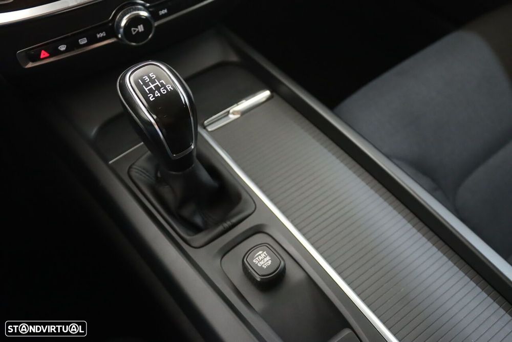 Volvo V60 2.0 D3 Momentum - 28