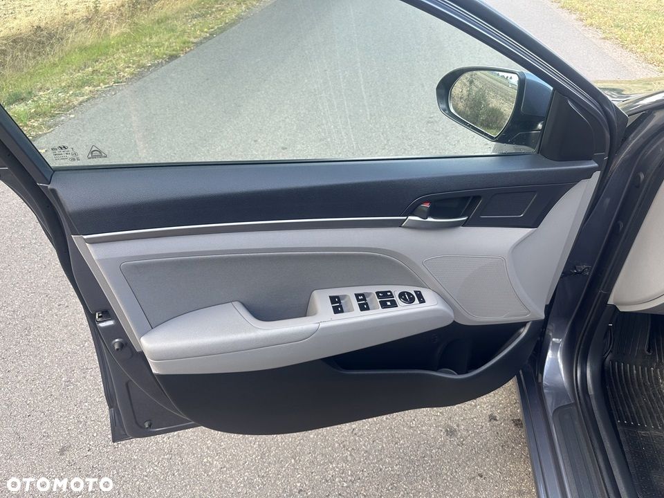 Hyundai Elantra 1.6 Comfort - 11