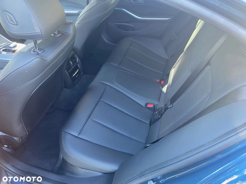 BMW Seria 3 320d xDrive mHEV - 11