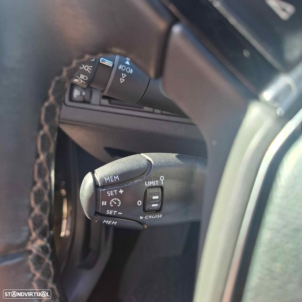 Peugeot 3008 1.5 BlueHDi Allure Pack — fotografia 17