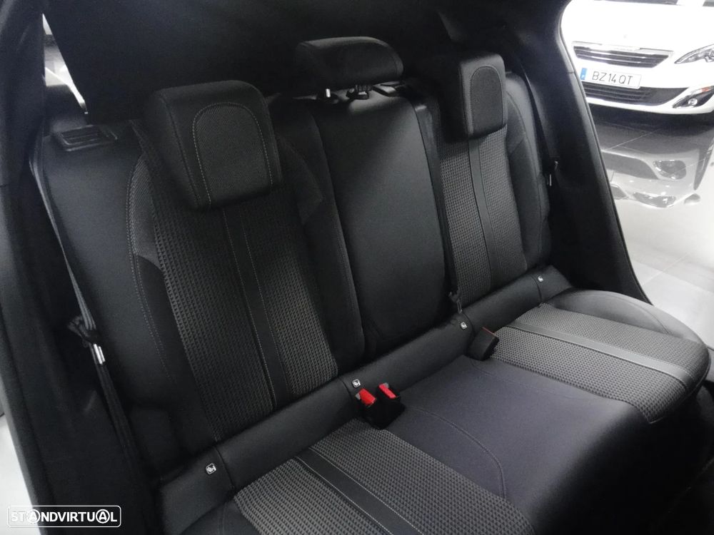 Peugeot 2008 PureTech 130 EAT8 GT - 19