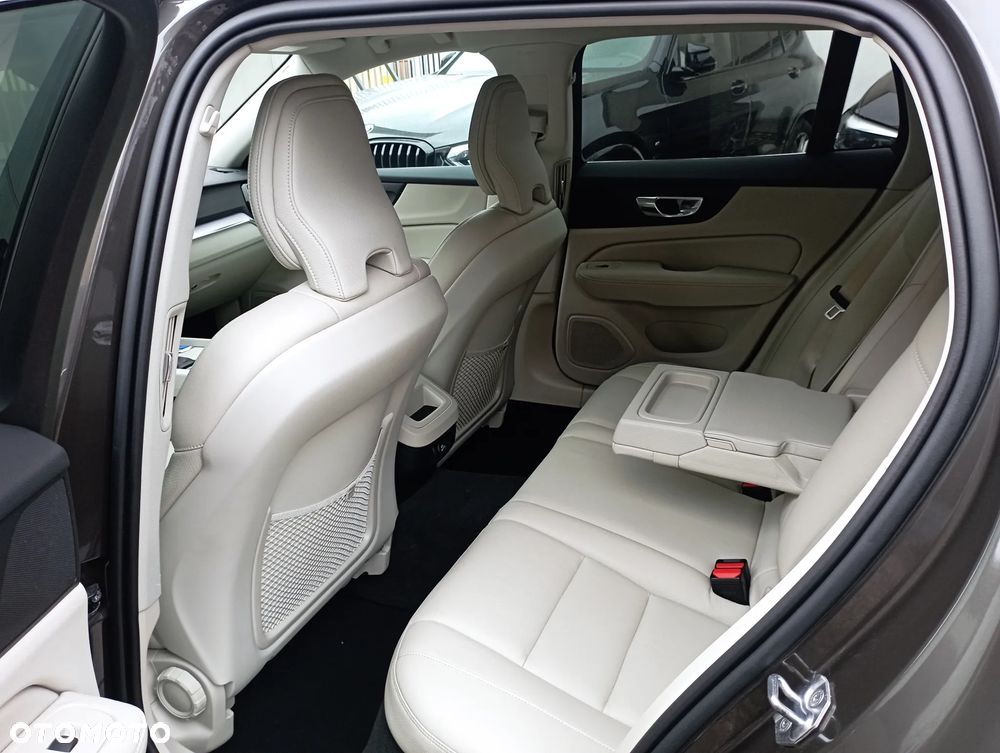 Volvo V60 D4 Momentum Pro - 11