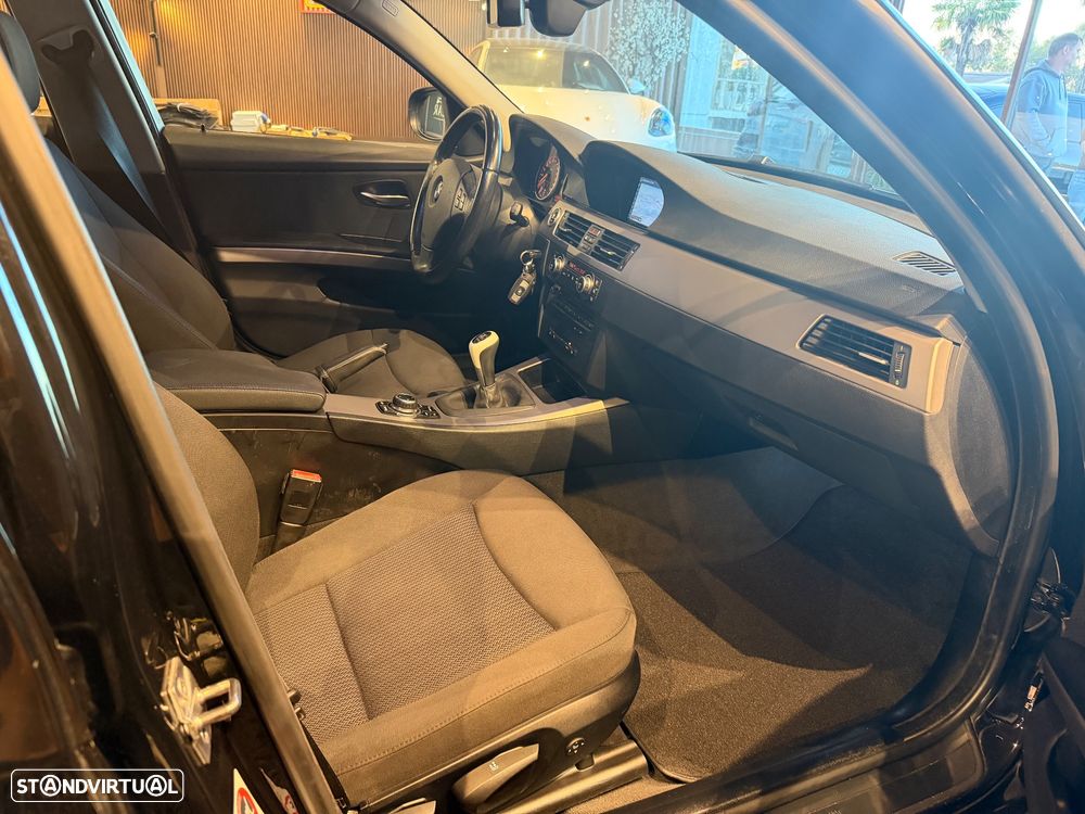 BMW 320 d Navigation Sport - 28
