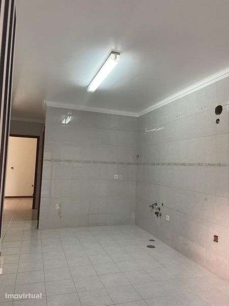 T2+1 renovado com grande pátio – Canelas – Disponível 1 dezembro - Grande imagem: 2/12