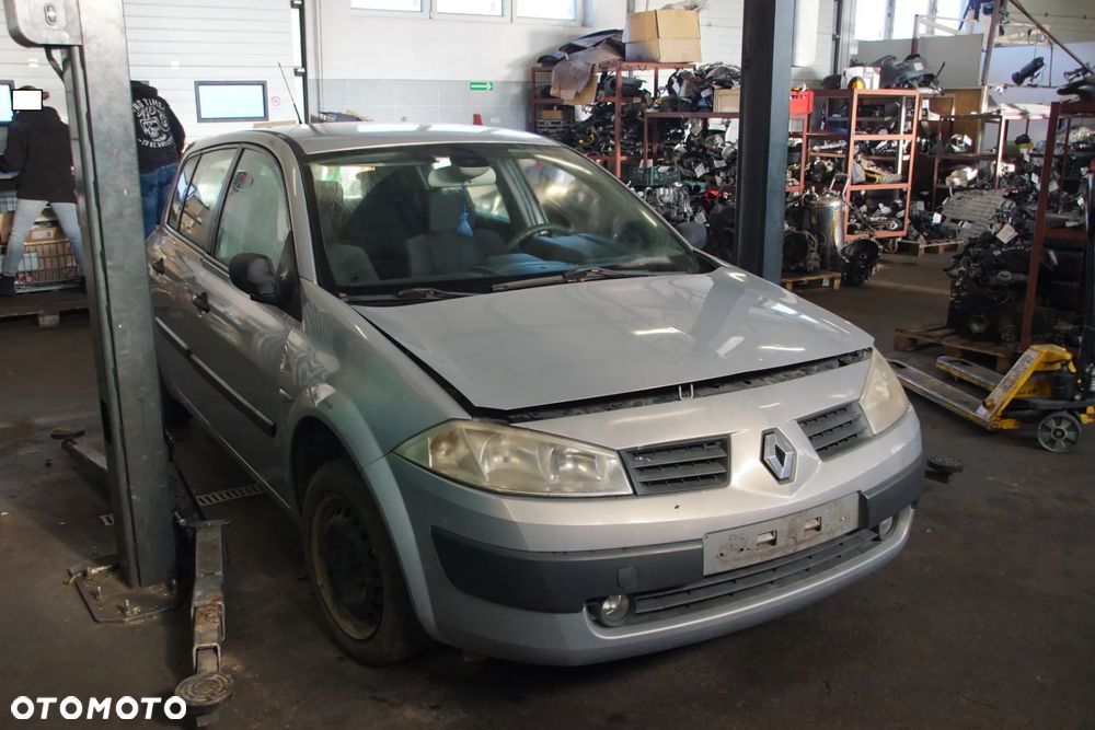 Auto na części - Renault Megane II 1.4 16V 98 KM K4J730 JH3105 TEA19 2003R Silnik Skrzynia Drzwi Maska Klapa Błotnik Zderzak Klapa Klamka Lusterko Klamka Szyba Deska Kokpit Sterownik Moduł Czujnik Licznik Panel Kierownica - 1