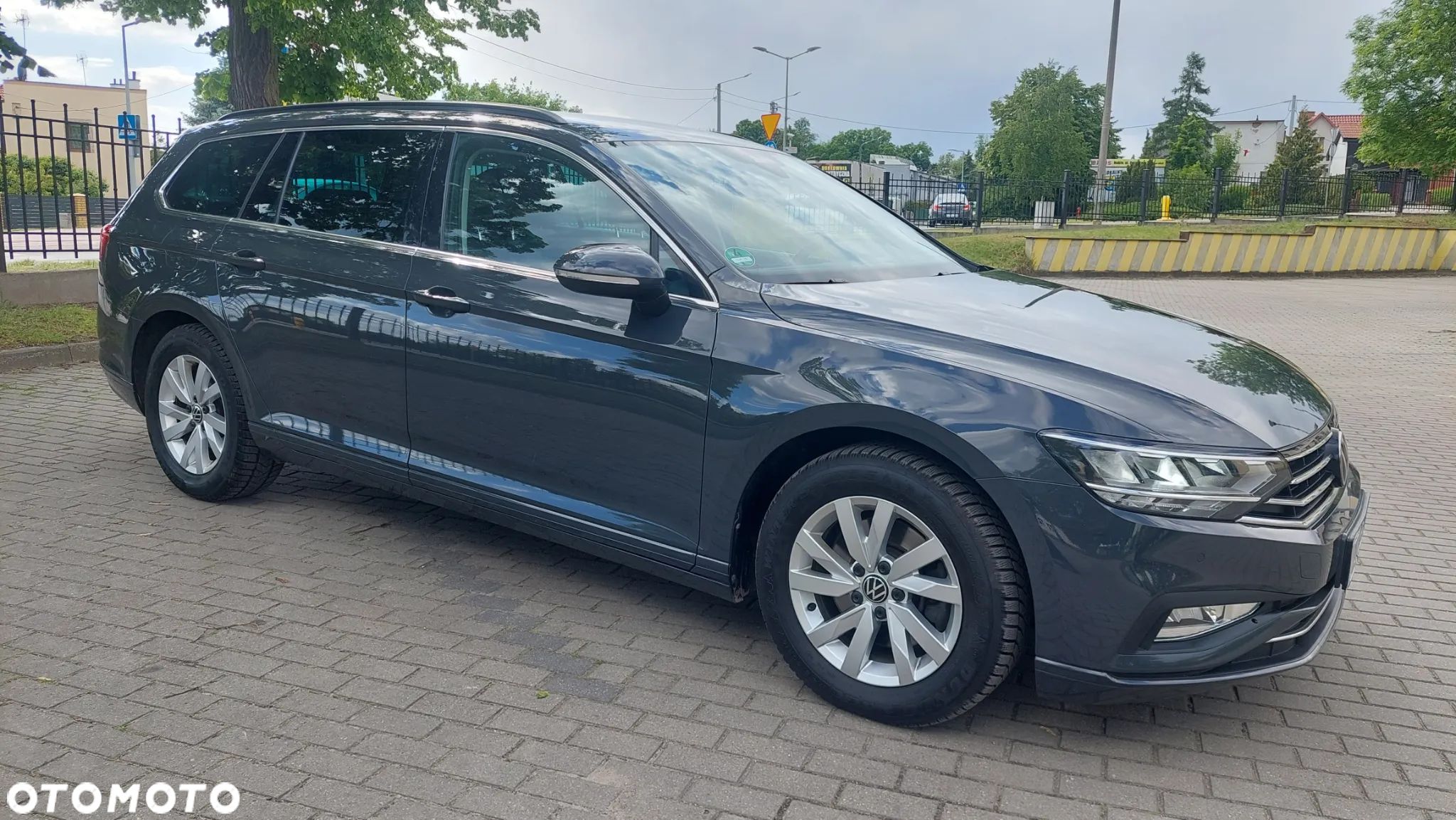 Volkswagen Passat - 1