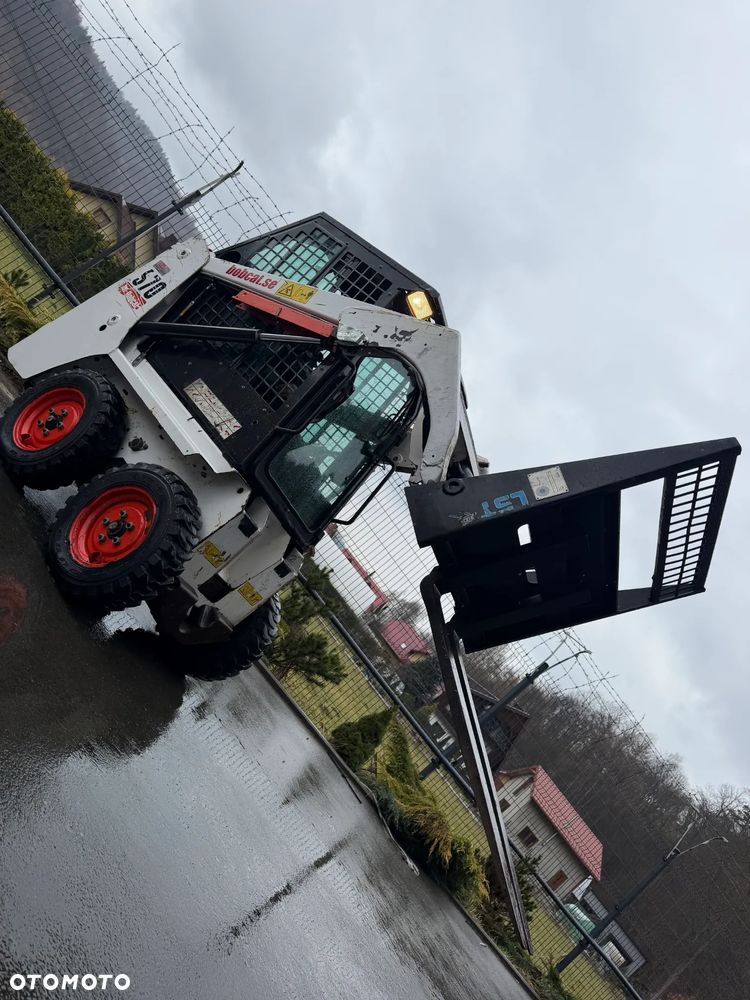Bobcat S70 Mini-ładowarka 4x4 wózek terenowy. Łyżka widły. Kabina ogrzewana pełne szkło + drzwi ! aktualne serwisy DEKRA. Dokumentacja. silnik Kubota 3cyl. Maszyna Jak Nowa z Salonu! Pochodzi z Norweskiego Gospodarstwa! 2019 rok 715 mtg! Zero luzów i wycieków. Bardzo mocna i wydajna maszyna o małych gabarytach! Wąskie koła. Idealna do stajni. OKAZJA TANIO - 25