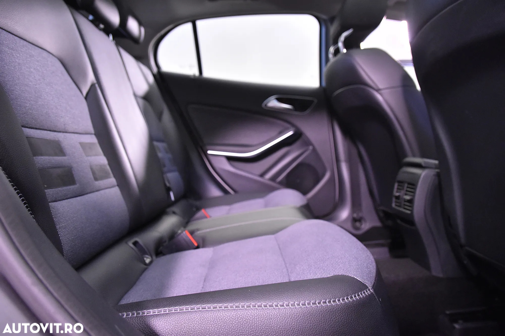 Mercedes-Benz GLA 200 7G-DCT - 12