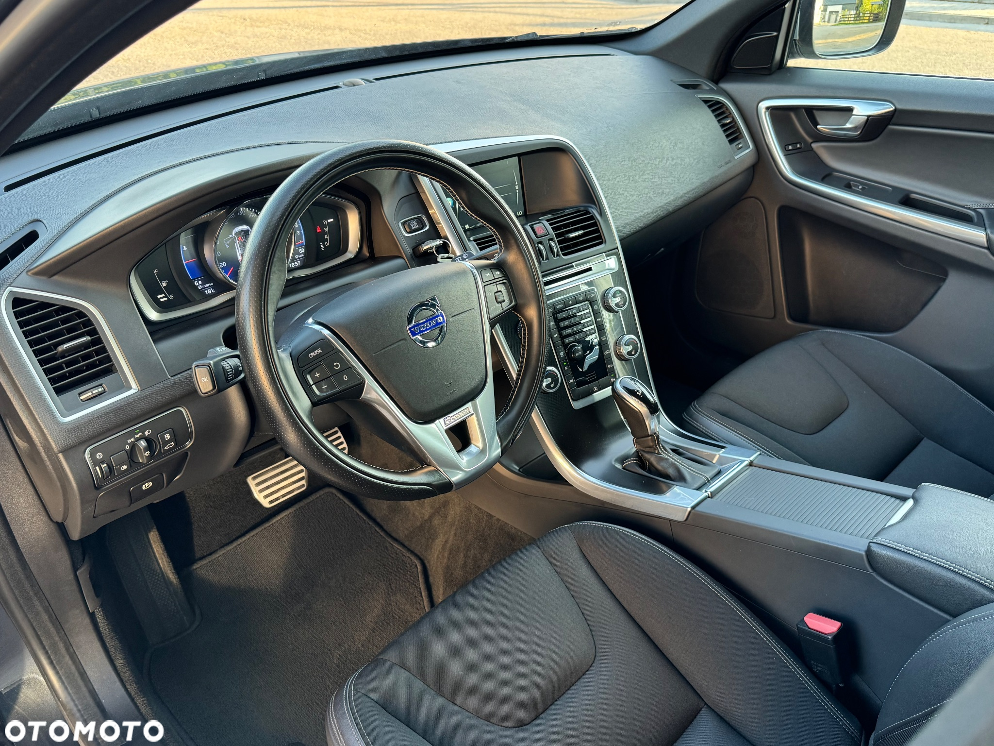 Volvo XC 60 D3 Drive-E R-Design Momentum - 36