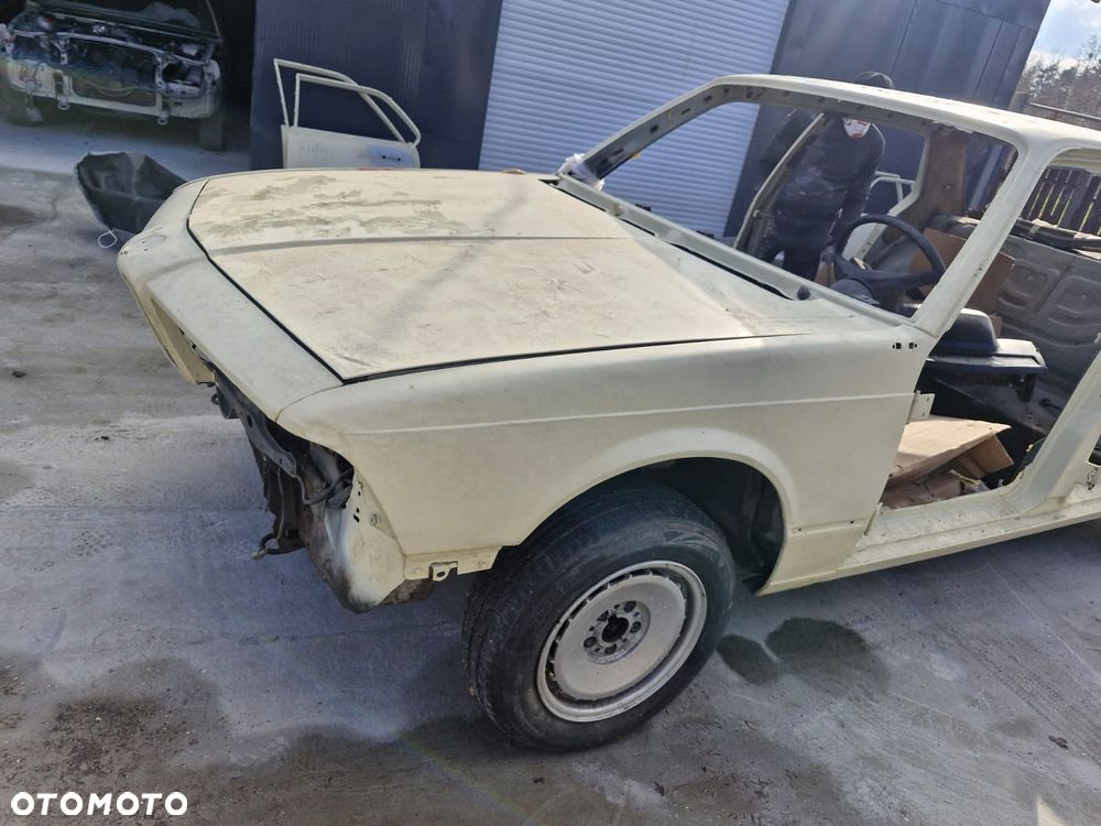 Karoseria z dokumentami BMW 728i - 1