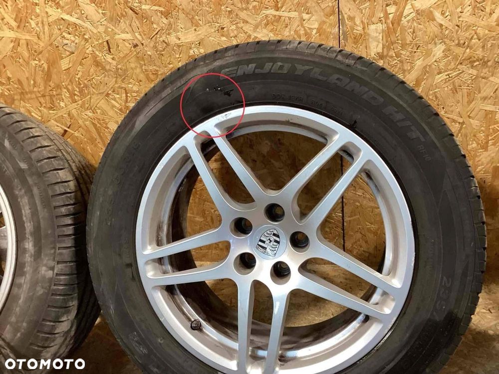 Porsche Macan 95B 2017 Środek Felgi aluminiowe R18 - 7