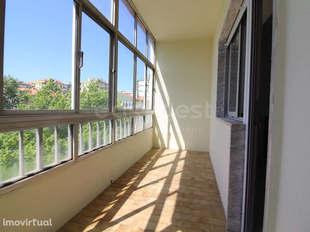 Apartamento T2 Remodelado, Elevador e Varanda próximo à Baía do Seixal - Grande imagem: 4/20