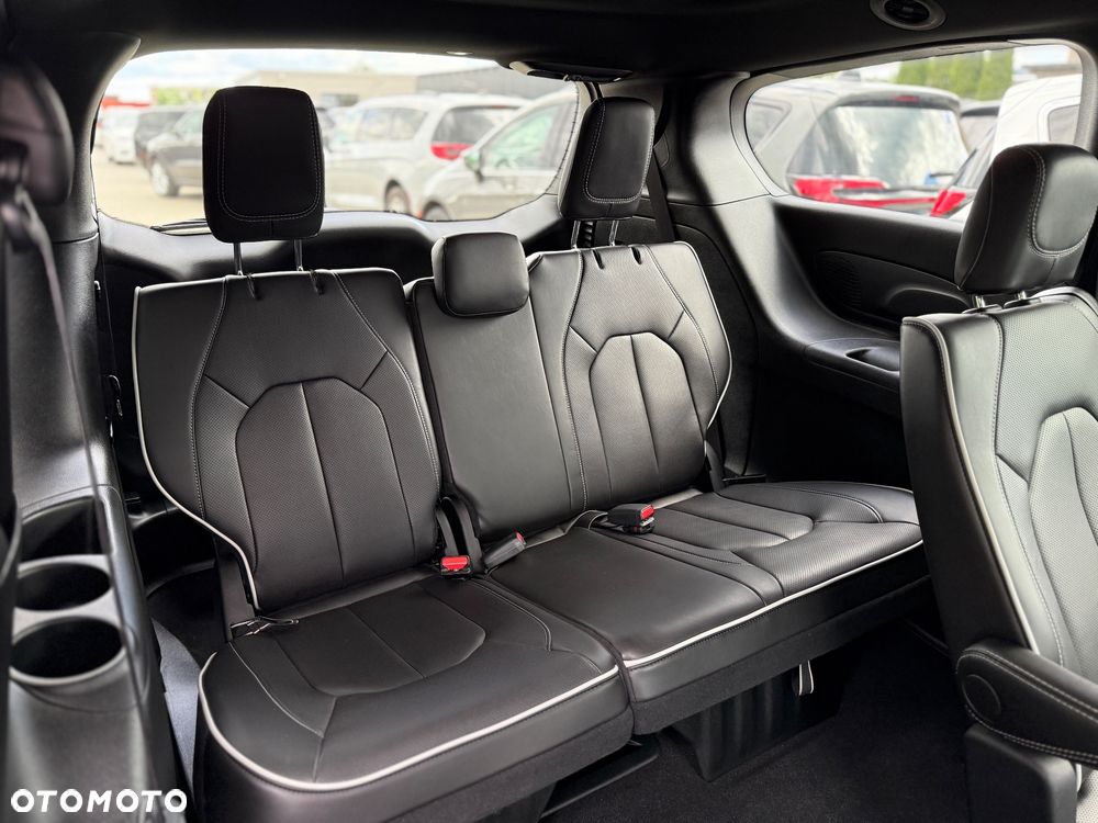 Chrysler Pacifica - 22