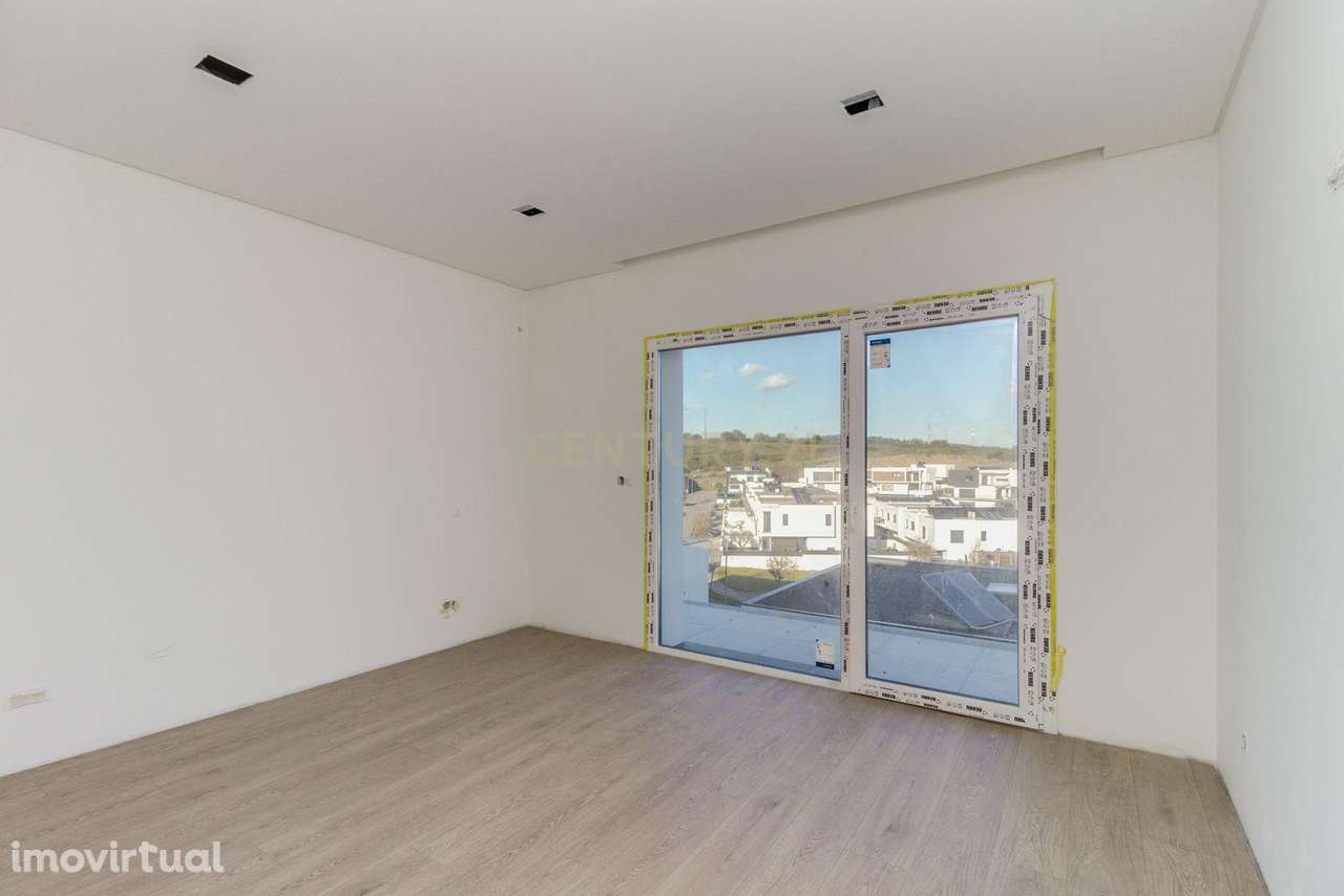 Moradia T3 em Banda junto ao Belas Clube de Campo. - Grande imagem: 5/48