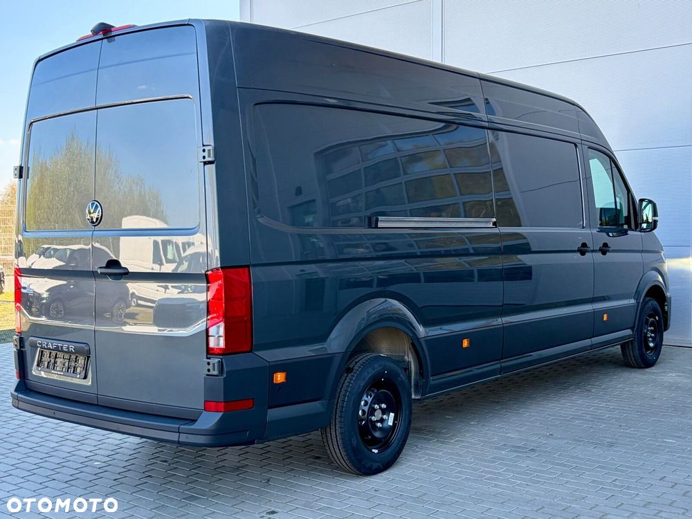Volkswagen Crafter 35 Furgon z wysokim dachem silnik: 2,0 l EU6 SCR 177 KM / skrzynia biegów: Przedni napęd manualna 6-biegowa rozstaw osi: 4490 mm - 13