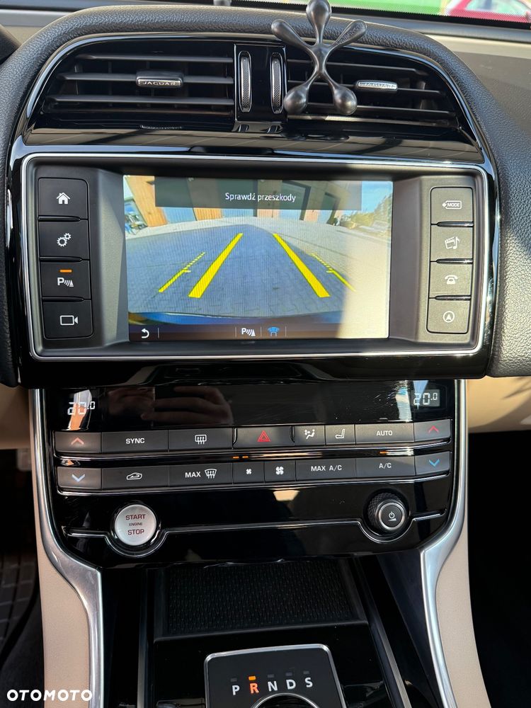 Jaguar XE 2.0 D Prestige - 13