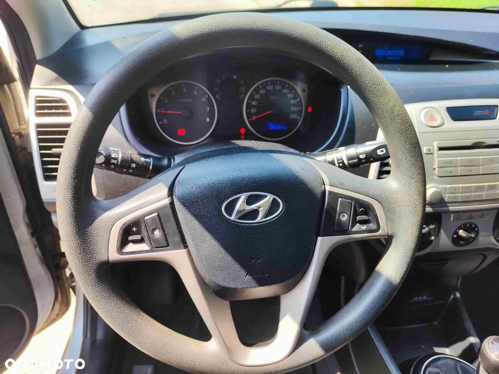 Hyundai i20 1.2 FIFA WM Edition - 17