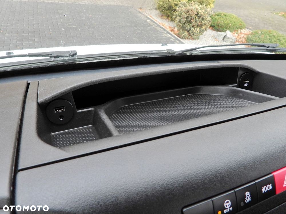 Iveco DAILY 35S14 SKRZYNIA 8 PALET TEMPOMAT KLIMATYZACJA  140KM - 31