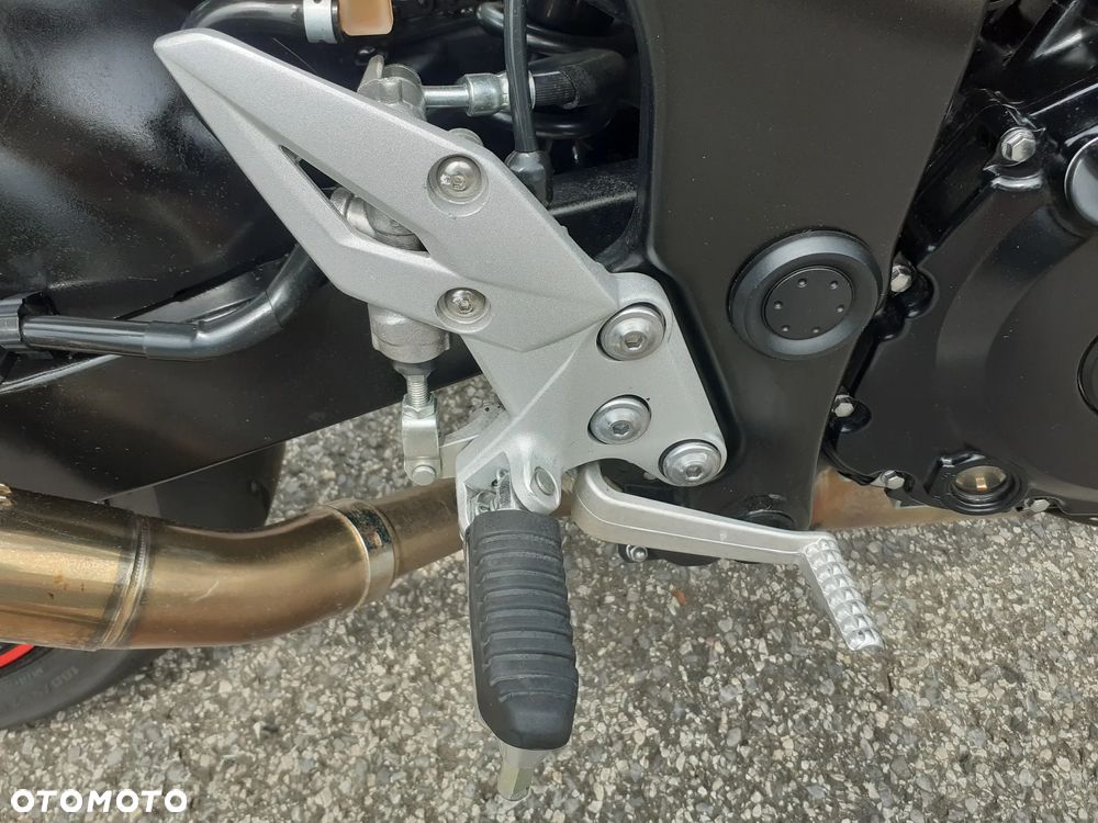 Suzuki GSR - 8