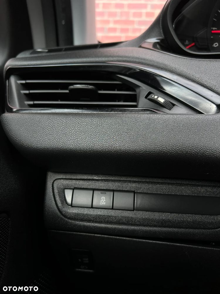 Peugeot 208 - 25