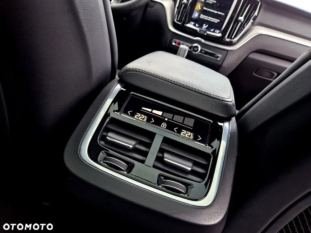 Volvo XC 60 B4 B Plus Dark - 19