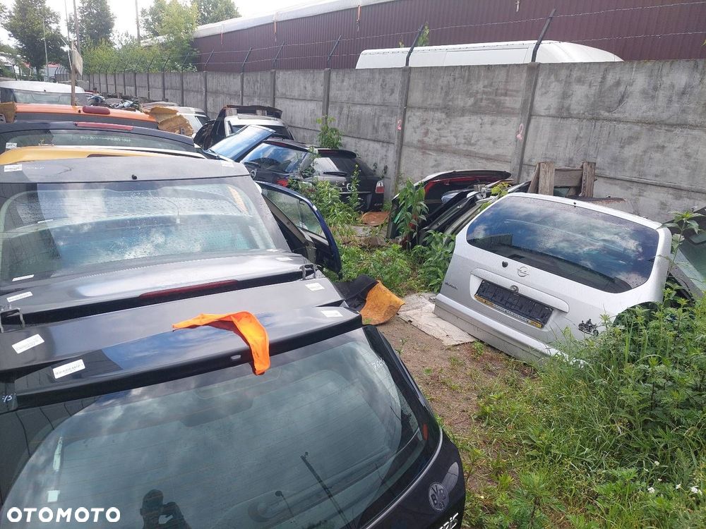 KOMPLETNY TYŁ KLAPA BAGAŻNIKA ZDERZAK TYŁ LAMPY TOYOTA YARIS II LIFT 209 - 12
