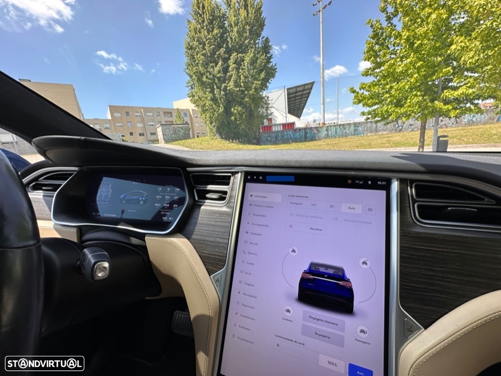 Tesla Model X 90D - 19