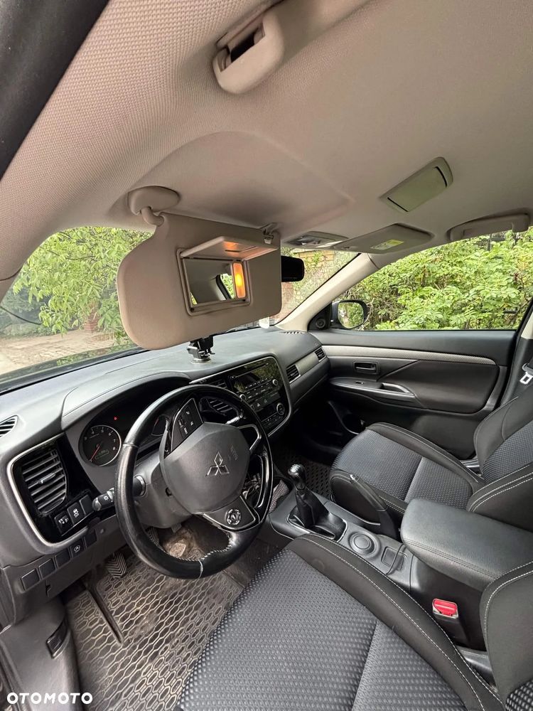 Mitsubishi Outlander 2.0 Invite + 2WD - 16