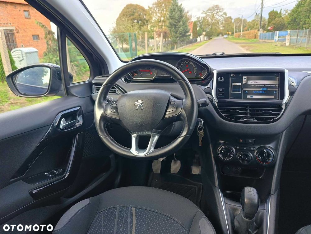 Peugeot 208 - 8
