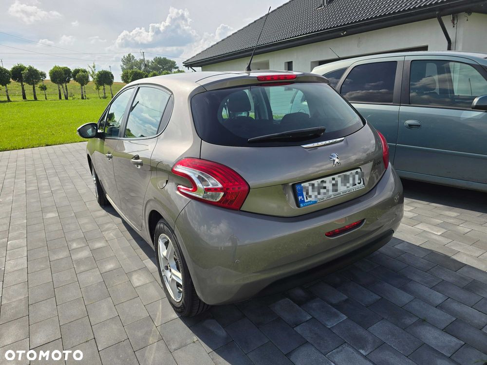 Peugeot 208 - 8